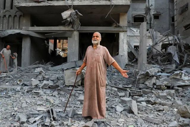 مسن فلسطيني يتفقد موقع الغارات الإسرائيلية، وسط عملية عسكرية إسرائيلية، في مدينة غزة، 26 سبتمبر 2025. 