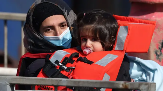 طفلة وامرأة بالغة ترتديان سترة نجاة