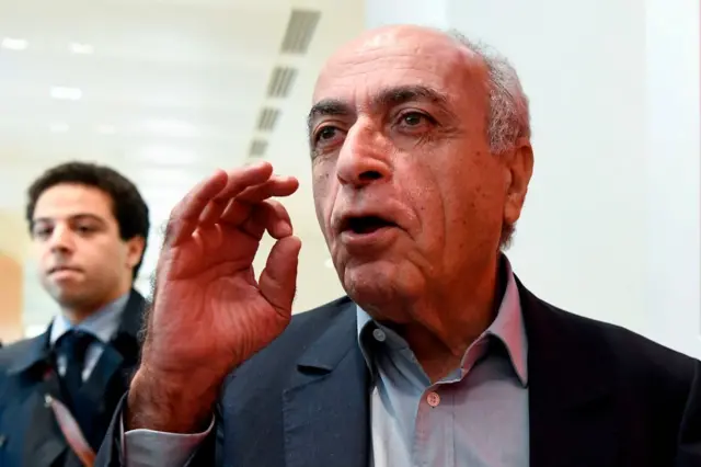 رجل الأعمال الفرنسي اللبناني زياد تقي الدين يتحدث إلى وسائل الإعلام لدى وصوله إلى محكمة باريس في 7 أكتوبر/تشرين الأول 2019، في اليوم الأول من محاكمته في الجانب المالي من "قضية كراتشي"، وهي قضية رشاوى مزعومة في صفقة أسلحة قيل إنها موّلت الحملة الرئاسية لإدوارد بالادور عام 1995. - برزت هذه الادعاءات خلال تحقيق في تفجير وقع عام 2002 في كراتشي، باكستان، واستهدف حافلة تقل مهندسين فرنسيين
