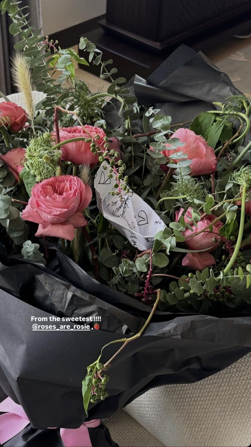 250902 تحديث قصة جوانا تشون إيج مع الورود