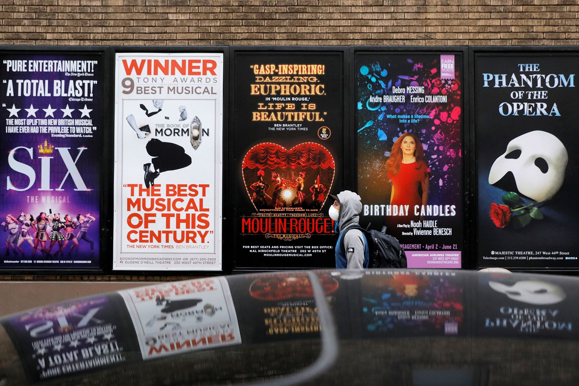 ملصقات لمسرحيات عرضت في برودواي. (رويترز)