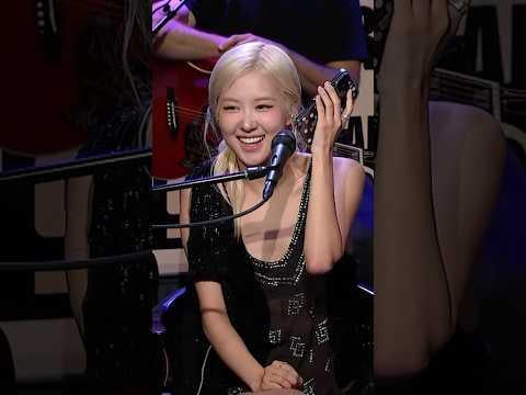 يشارك Rosé (Blackpink) العرض التجريبي الأصلي لـ "Apt". على عرض هوارد ستيرن