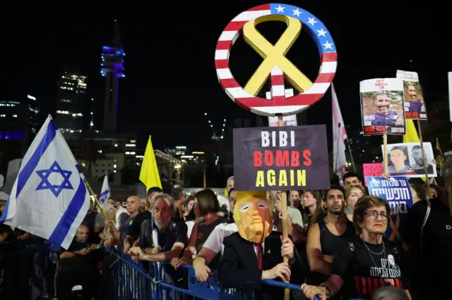 عائلات الرهائن الإسرائيليين المحتجزين لدى حماس في غزة وأنصارهم يسيرون نحو مقر كرياه العسكري خلال احتجاج يطالب الحكومة بوقف العملية الإسرائيلية في غزة والعمل على التوصل إلى اتفاق لإطلاق سراح الرهائن، في تل أبيب، إسرائيل، 13 سبتمبر/أيلول 2025.