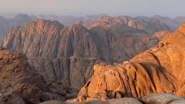 صورة تظهر تشكيلات جبلية متعددة في منطقة سانت كاترين.