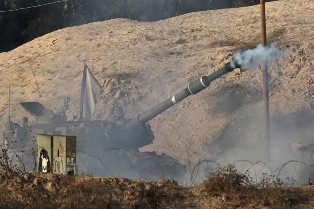 دبابة إسرائيلية تطلق النار باتجاه قطاع غزة، في إسرائيل، 30 سبتمبر/أيلول 2025.