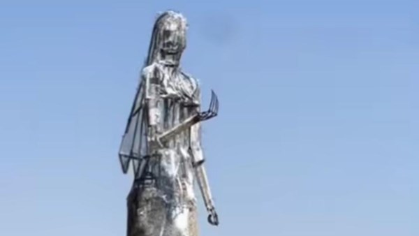 حاجة لله ! ... تمثال « فلاحة مصرية » كملكة فراولة يثير جدلا بمدينة القصاصين بالإسماعيلية