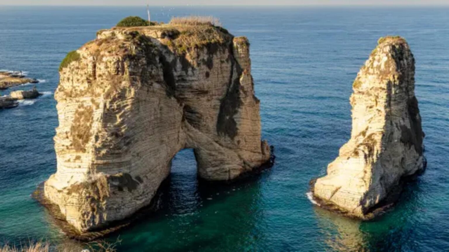 إضاءة صخرة الروشة... "الحزب" يصرّ على تحدّي قرار الحكومة