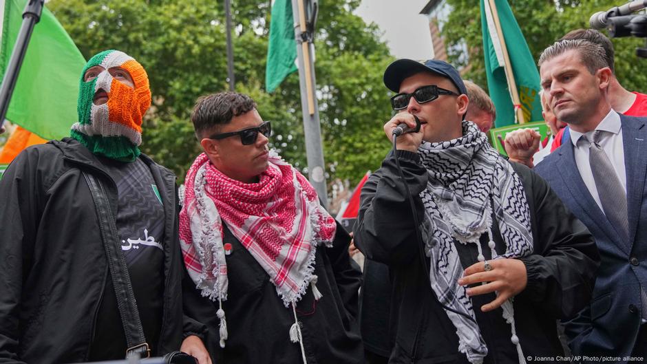 محكمة تبطل تهمة الإرهاب عن مغنٍ بفرقة نيكاب حمل علم حزب الله – DW – 2025/9/26