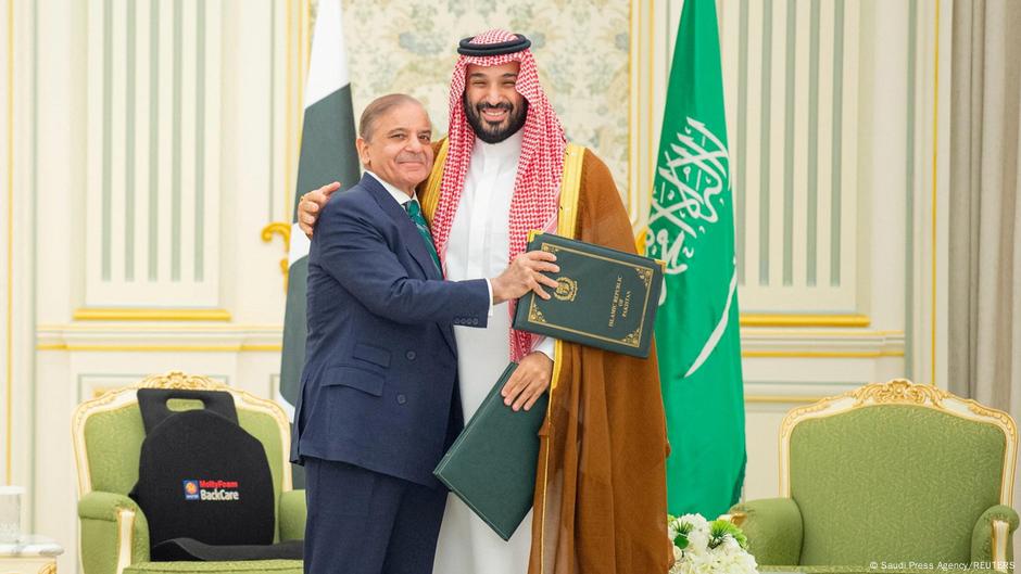 السعودية وباكستان النووية توقعان اتفاقية دفاع مشترك.. ضد من؟ – DW – 2025/9/17