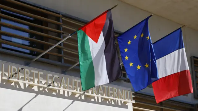 رفع العلم الفلسطيني إلى جانب علمي فرنسا والاتحاد الأوروبي على مبنى بلدية في فرنسا