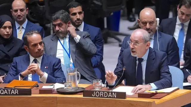 رئيس الوزراء ووزير الخارجية القطري الشيخ محمد بن عبد الرحمن بن جاسم آل ثاني (يسار) ووزير الخارجية وشؤون المغتربين الأردني أيمن الصفدي (يمين) يحضران الاجتماع الطارئ لمجلس الأمن الدولي عقب الهجمات الإسرائيلية على العاصمة القطرية الدوحة، وذلك في مقر الأمم المتحدة في نيويورك، الولايات المتحدة
