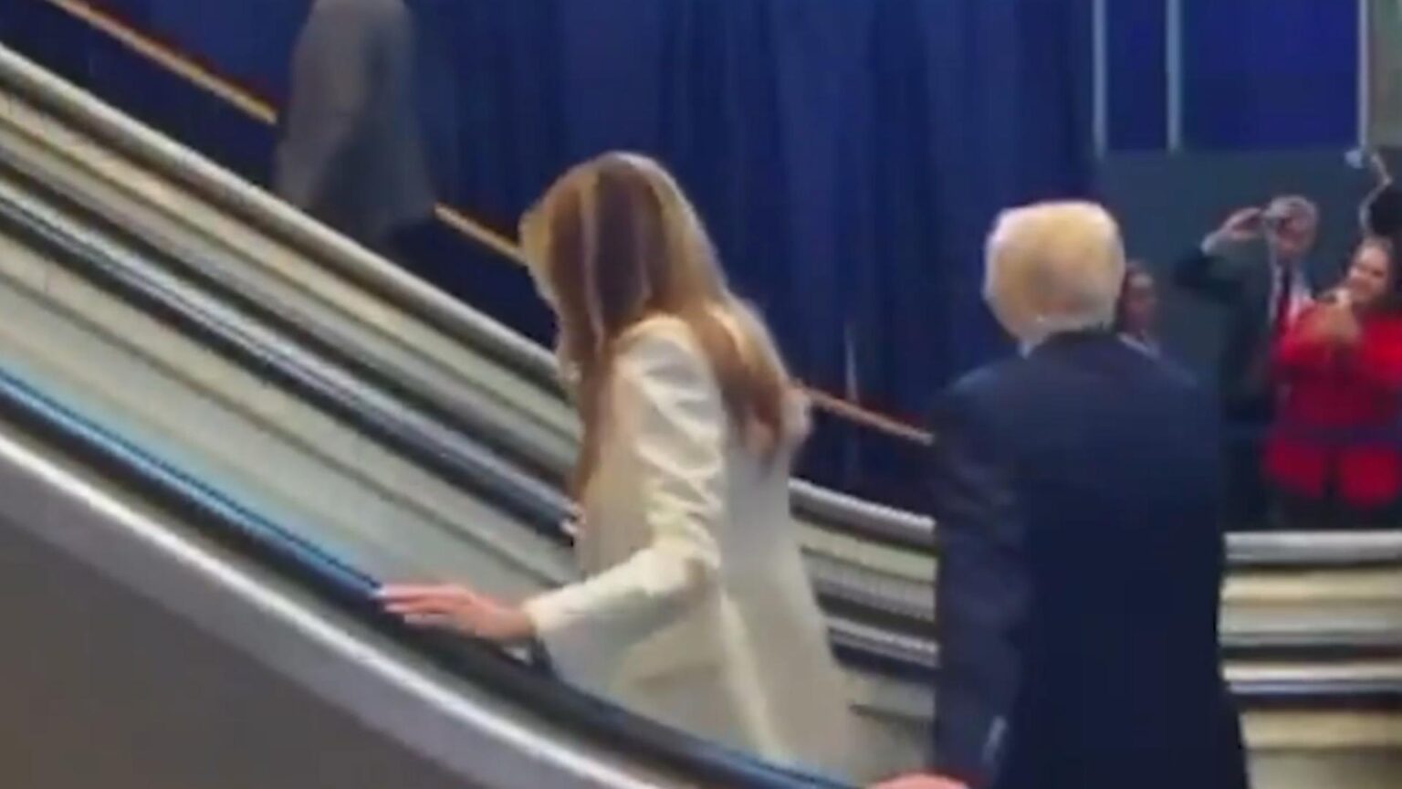 بالفيديو: تعطّل السّلم الكهربائي بترامب وزوجته! – MTV Lebanon بالفيديو: تعطّل السّلم الكهربائي بترامب وزوجته! - MTV Lebanon