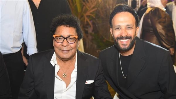 بعد أزمته الصحية.. محمد منير يشهد على عقد قران ابنة شقيقه