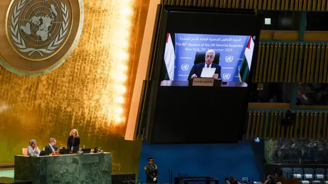 رئيس السلطة الفلسطينية، محمود عباس، يتحدث عبر شاشة أمام الجمعية العامة للأمم المتحدة في نيويورك