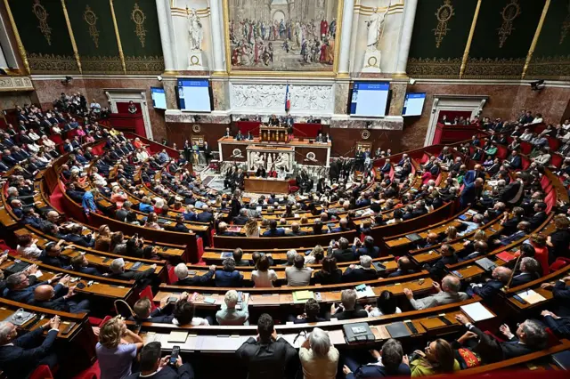 منظر عام للجمعية الوطنية الفرنسية خلال جلسة برلمانية استثنائية قبل التصويت على منح الثقة لميزانية التقشف الحكومية في باريس، فرنسا، في 8 سبتمبر/أيلول 2025. 