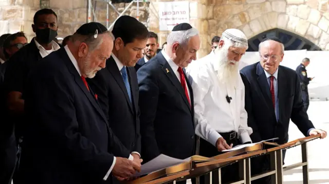 وزير الخارجية الأمريكي ماركو روبيو ورئيس الوزراء الإسرائيلي بنيامين نتنياهو يزوران الحائط الغربي، في البلدة القديمة بالقدس، 14 سبتمبر/أيلول 2025.