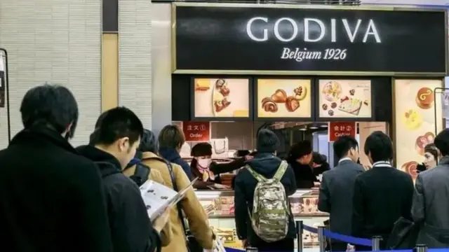 شهد عام 2016 إقبالا كبيرا من الرجال على متجر "غوديفا" في طوكيو لشراء هدايا اليوم الأبيض للنساء