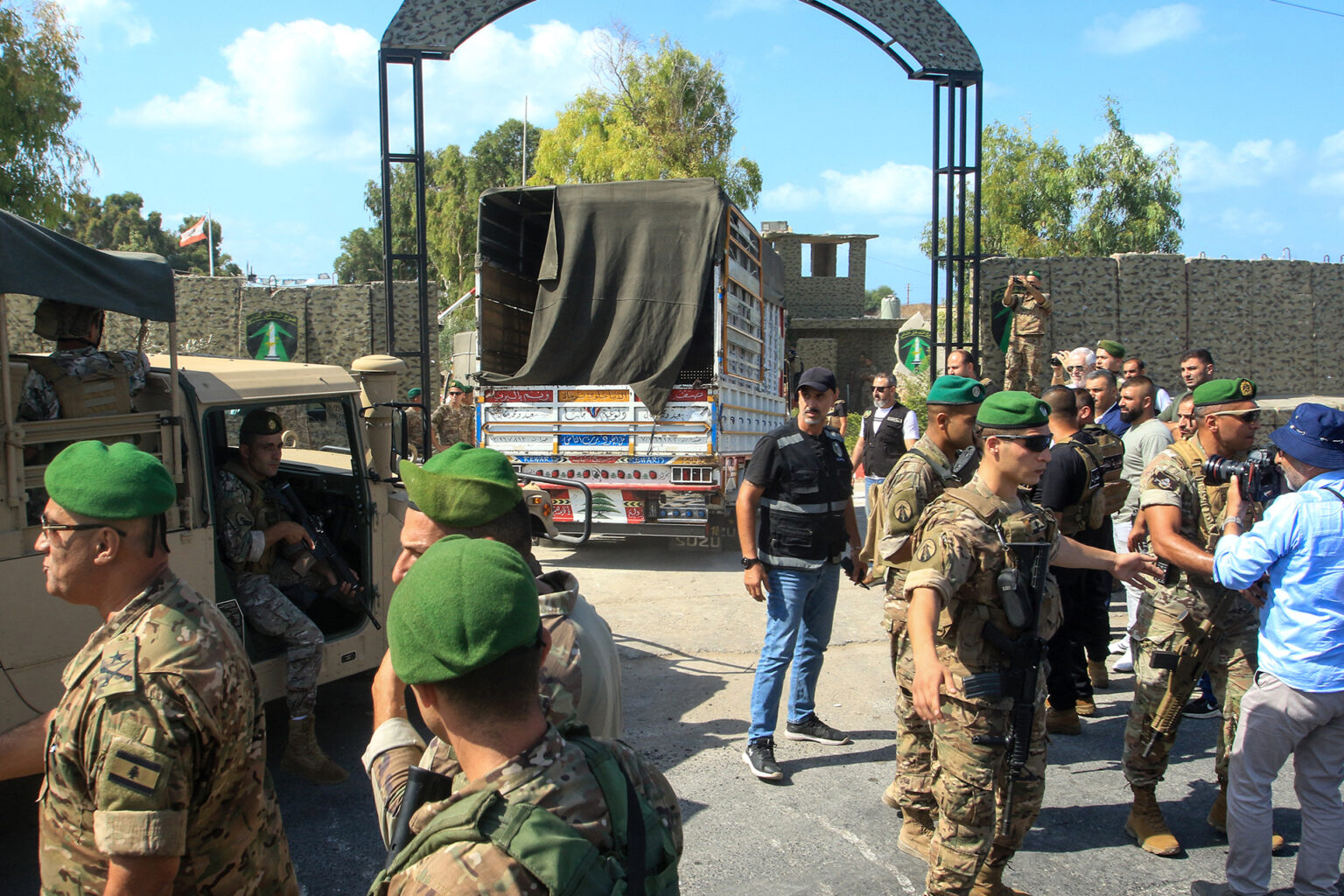 تسليم الدفعة الرابعة من سلاح المخيمات الفلسطينية في لبنان | أخبار