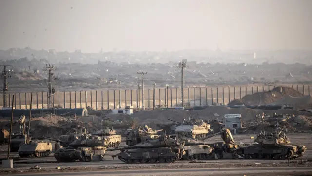 دبابات إسرائيلية ومدرعات أثناء تحرك عسكري على حدود غزة في إسرائيل في 30 سبتمبر/أيلول 2025. 