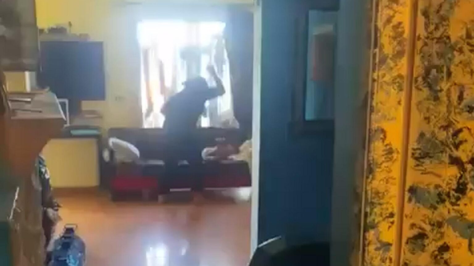 بعد فيديو تعنيف الطّفل وضربه... توقيف الأمّ