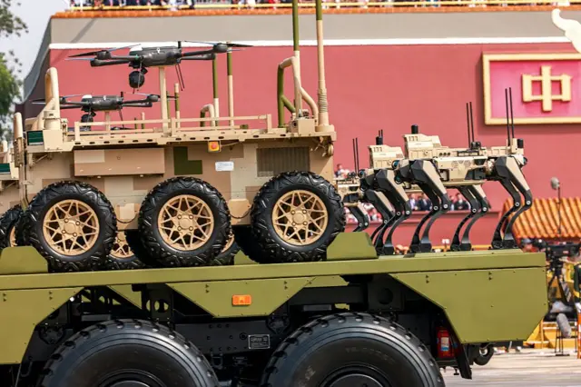 الذئاب الروبوتية الصينية خلال عرض الأربعاء العسكري