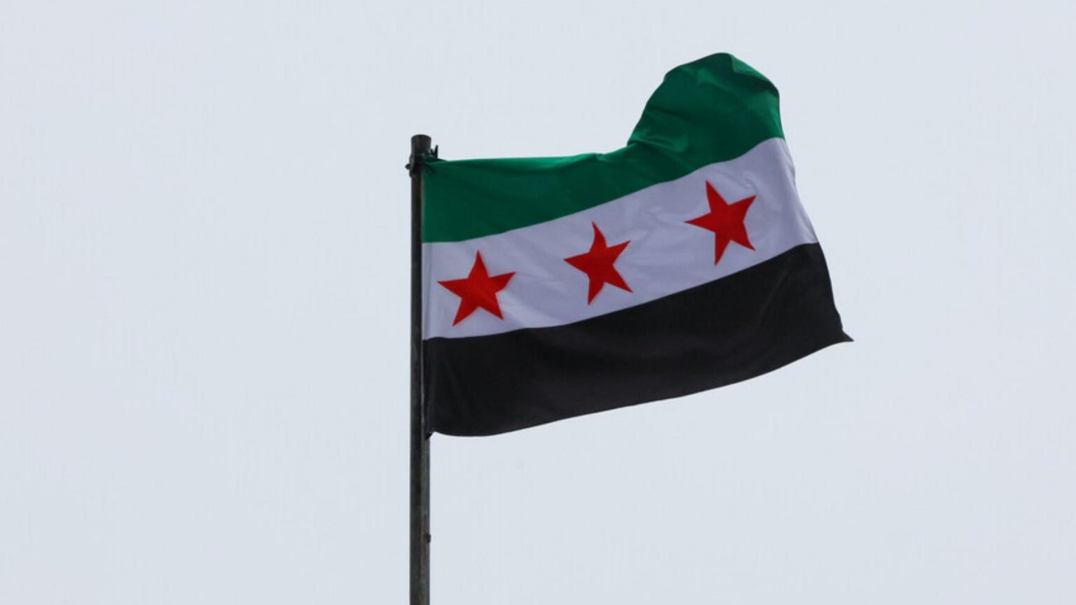 رفع العلم السوري في مبنى السفارة السورية بواشنطن