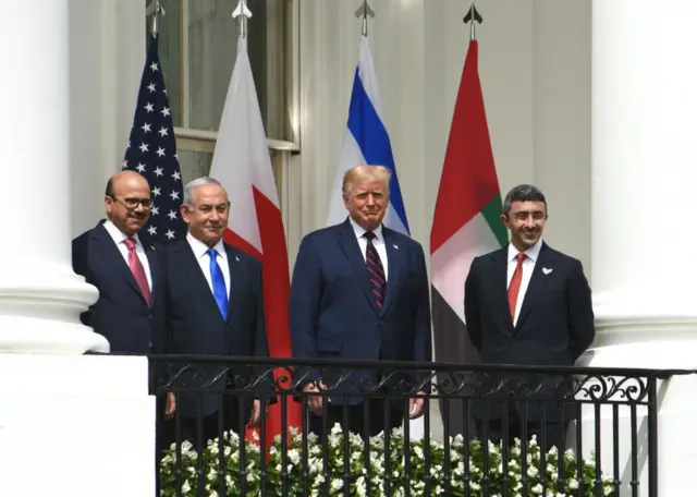 وزير خارجية البحرين عبد اللطيف بن راشد الزياني (أقصى اليسار)، ورئيس الوزراء الإسرائيلي بنيامين نتنياهو، والرئيس الأمريكي دونالد ترامب، ووزير خارجية دولة الإمارات عبد الله بن زايد آل نهيان (أقصى اليمين) يحضرون مراسم توقيع اتفاقيات أبراهام في البيت الأبيض في 15 سبتمبر/أيلول 2020 بواشنطن العاصمة
