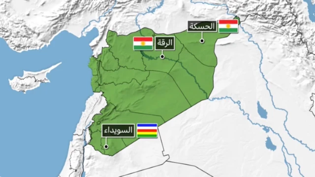 خارطة لسوريا تظهر فيها ثلاث مدن سورية يستثنيها مرسوم الانتخابات الجديد. وهي السويداء ذات الأغلبية الدرزية، إضافة إلى الحسكة والرقة الخاضعتان لسيطرة القوات الكردية. 