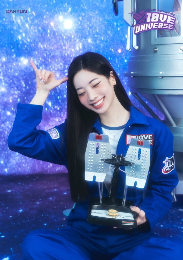 250925 تحديث مرتين من المعجبين - 2025 مرتين مرتين [10VE UNIVERSE] - (Dahyun ، Chaeyoung ، Tzuyu) معاينات الصور