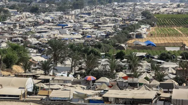 مدينة الخيام التي يعيش فيها الفلسطينيون وسط الهجمات الإسرائيلية، محاولين الحفاظ على حياتهم اليومية في مدينة خان يونس، غزة، في 2 سبتمبر/أيلول 2025. يُعاني الفلسطينيون في قطاع غزة، المحرومون من الضروريات الأساسية كالمأوى والغذاء والمياه النظيفة، من أجل البقاء في ظروف معيشية قاسية. 