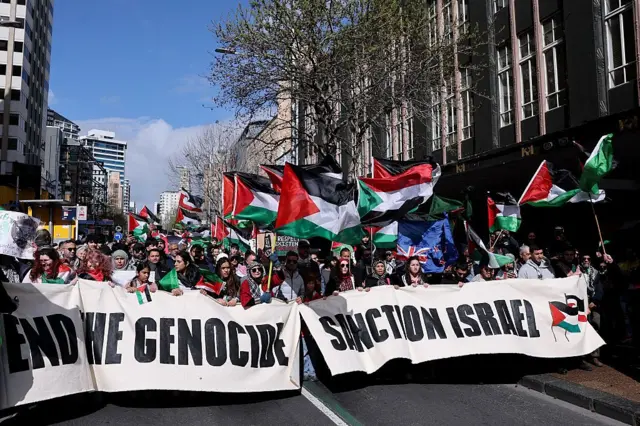 أوكلاند، نيوزيلندا - 13 سبتمبر/أيلول: تظاهر آلاف المتظاهرين المؤيدين لفلسطين في منطقة الأعمال المركزية بأوكلاند، نيوزيلندا