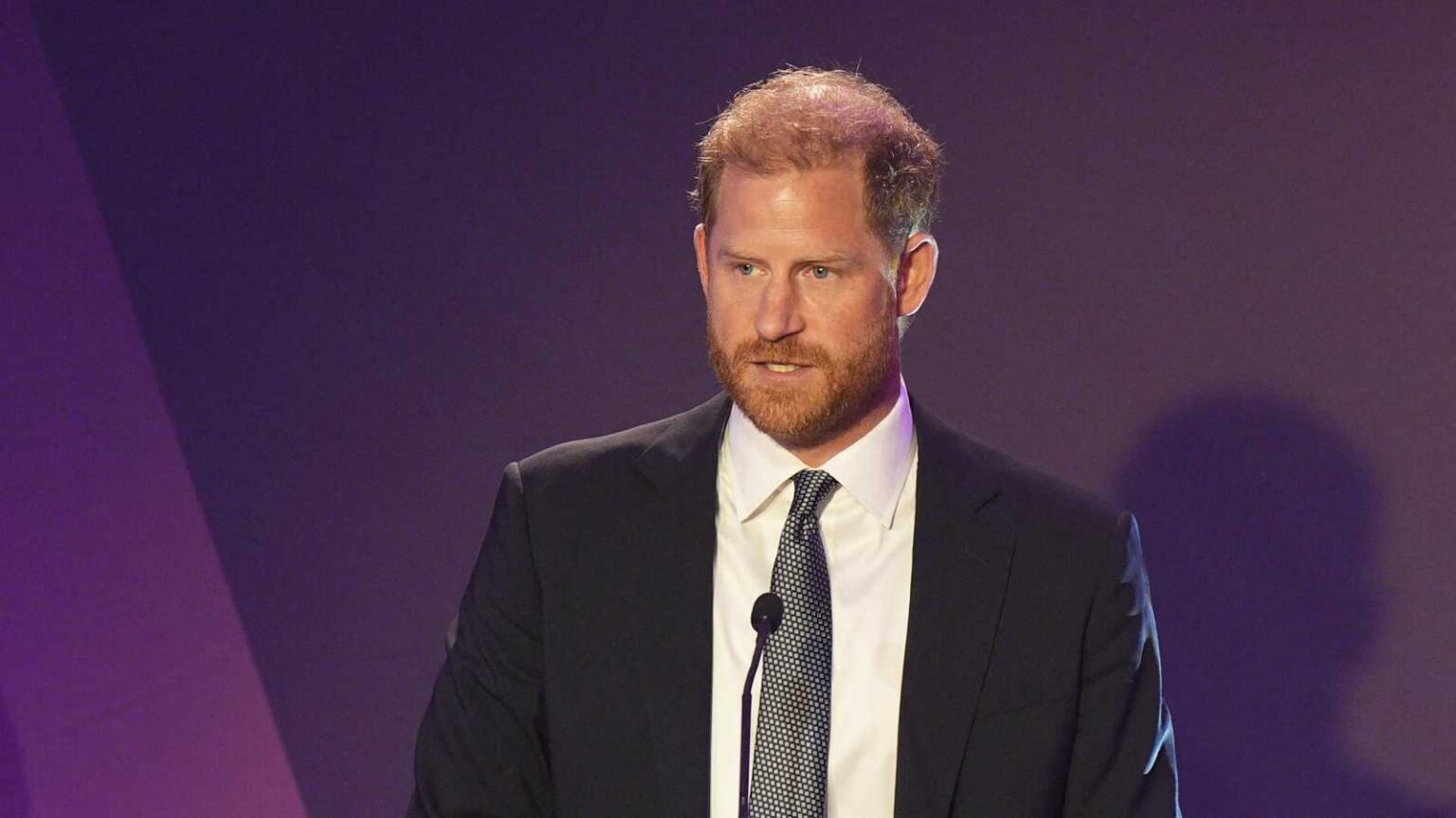 ركاب سفينة تركية يعيشون أوقاتا عصيبة بعد اصطدامها بصخرة (فيديو)