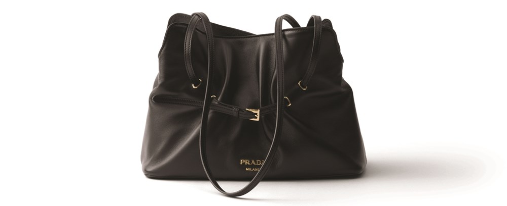 حقيبة Prada Dada.. توازنٌ دقيق بين الشكل والوظيفة