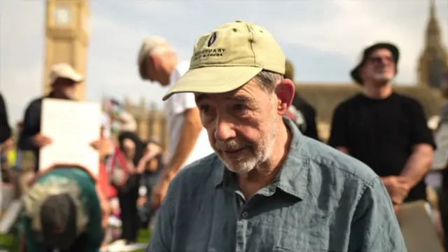 السير جوناثان يقول لبي بي سي إنه "غاضب" من الحكومة البريطانية