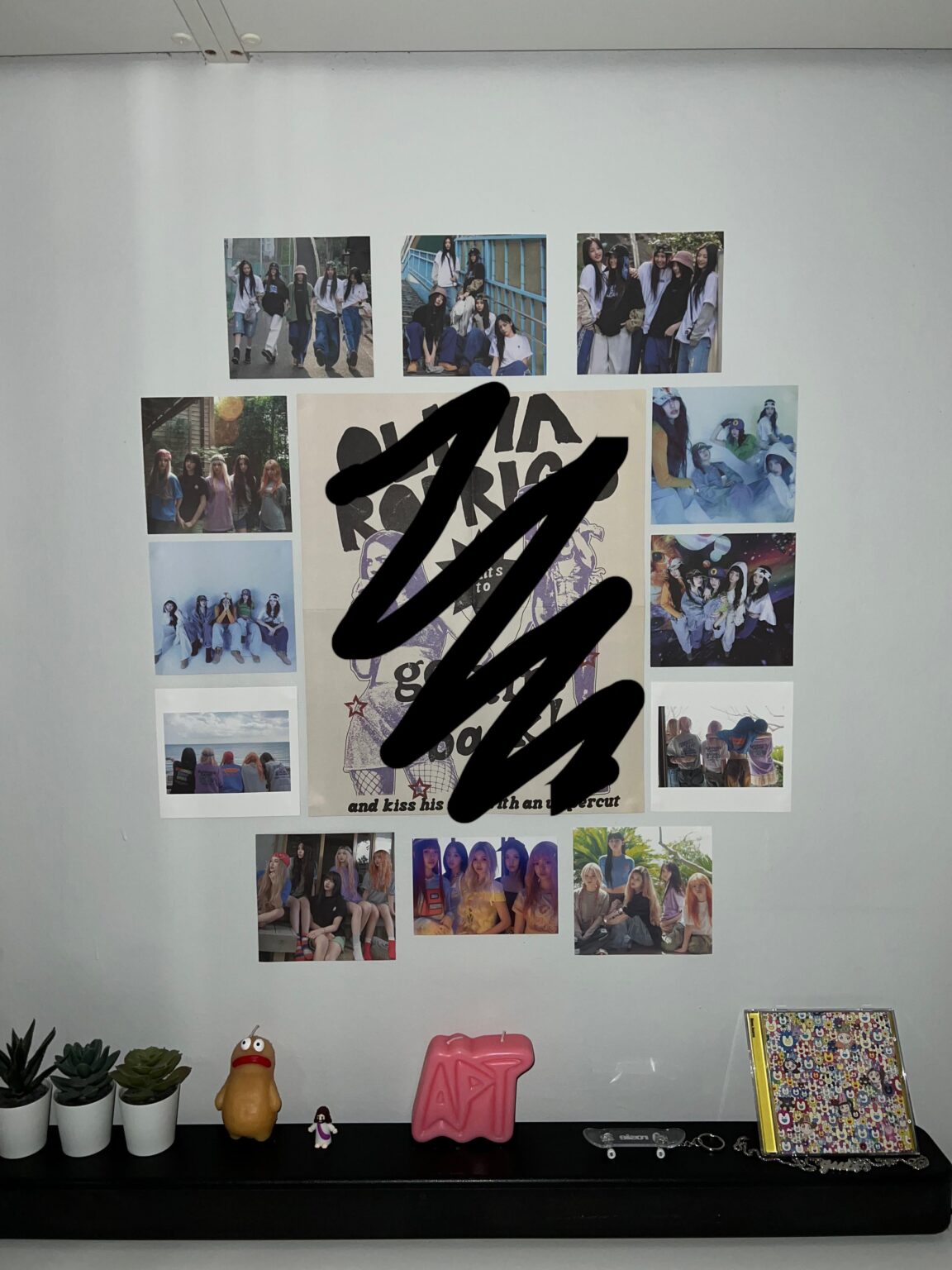 قررت لصق بعض صور Newjeans على الحائط الخاص بي!