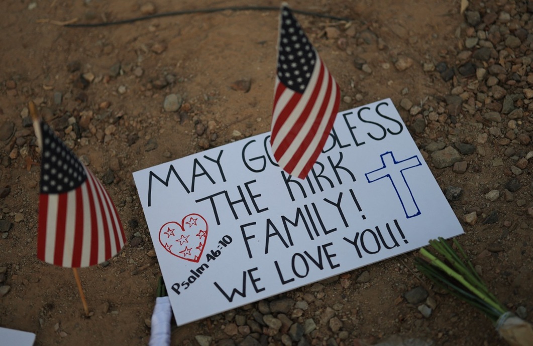 نصب تذكاري موقت لذكرى تشارلي كيرك (أ ف ب)