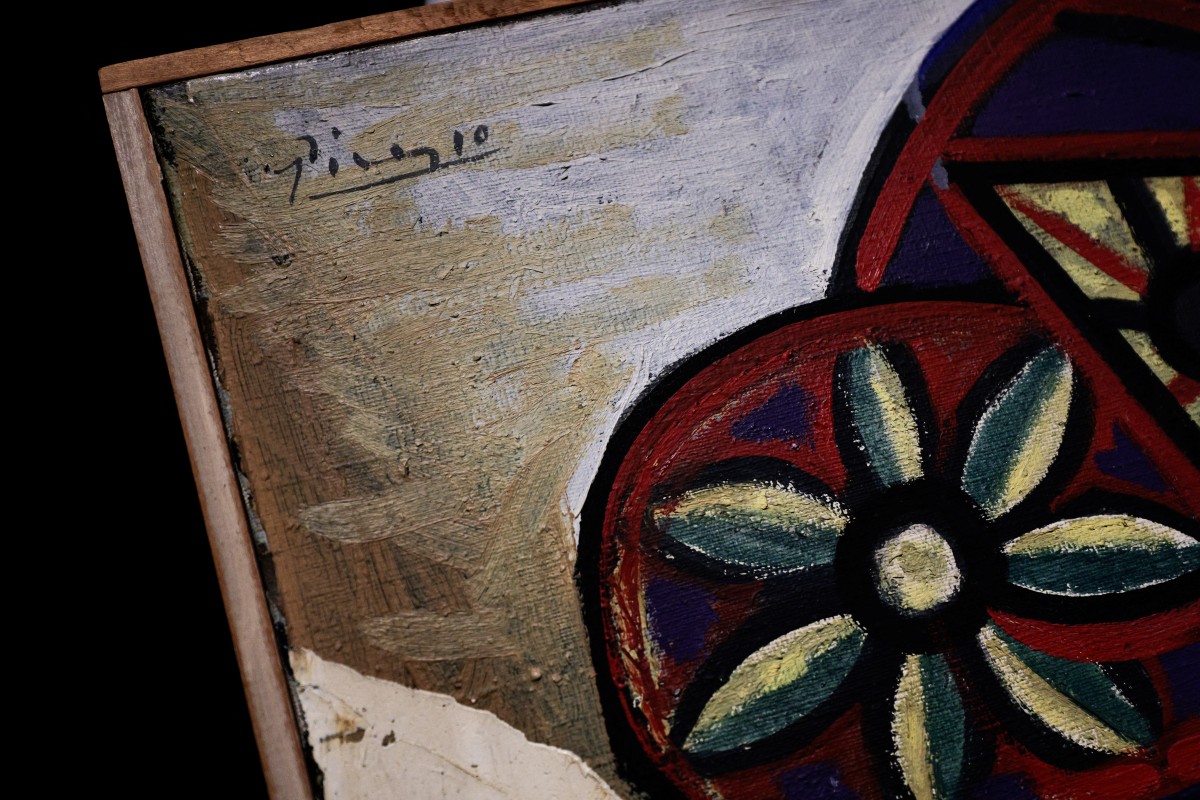 توقيع بيكاسو أعلى اللوحة المعروضة في المزاد. (أ ف ب)