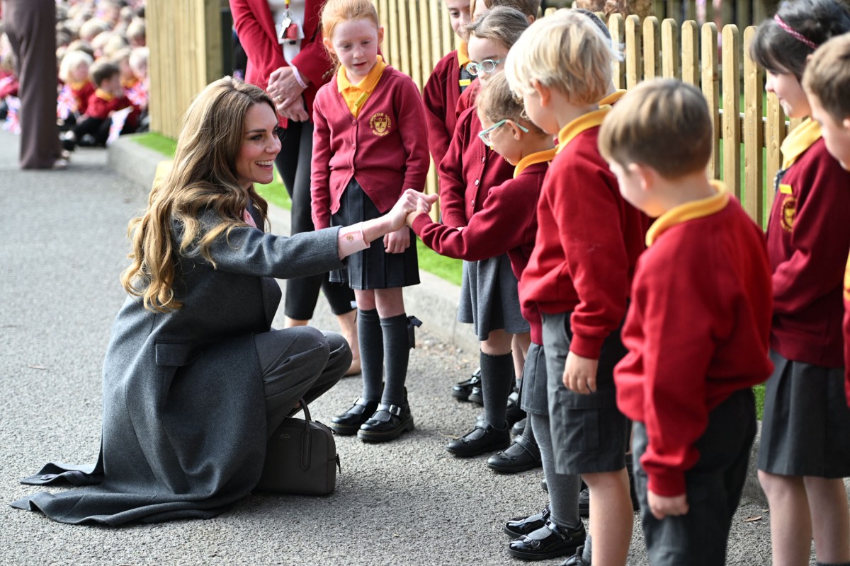 كيت ميلتون مع الاطفال في مدينة ساوثبورت (أ.ف.ب)