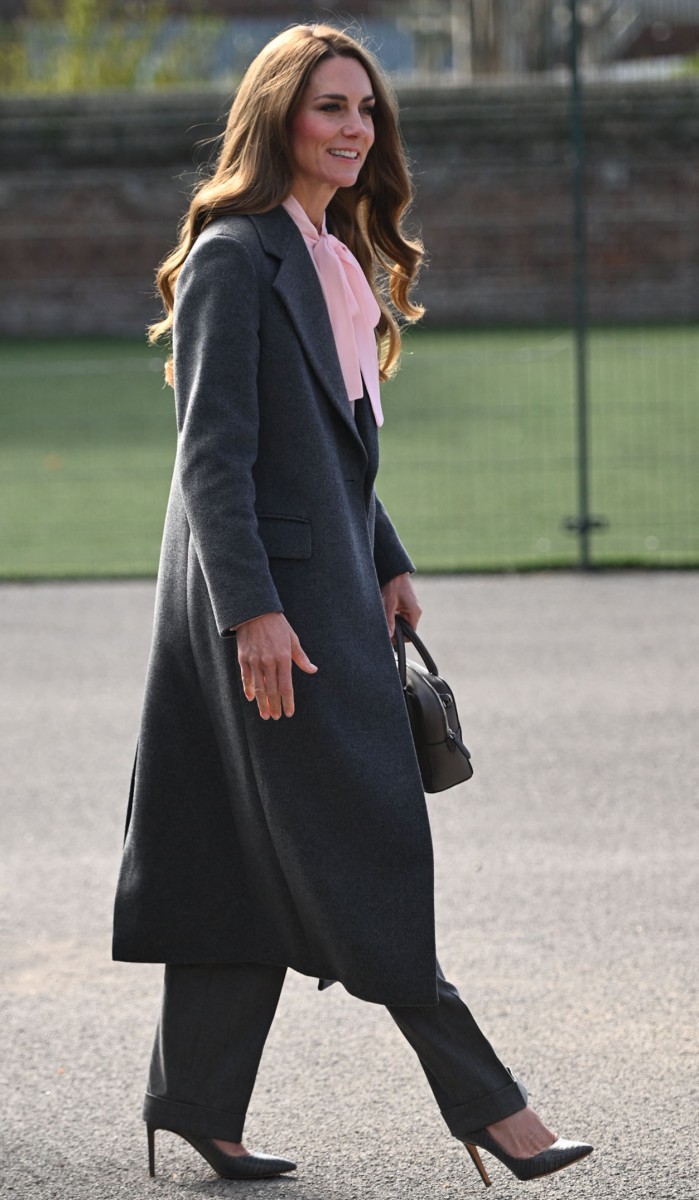 اطلالة كيت ميدلتون بالمعطف الرمادي لخريف 2025 (أ.ف.ب)