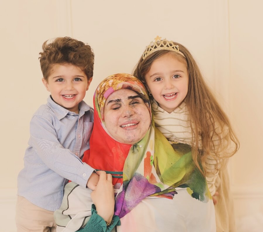 روان الموسوي مع طفليها 