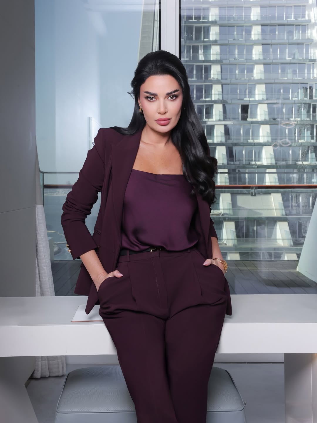 سيرين عبد النور بالبدلة البرغندي للوك خريف 2025 (انستغرام)