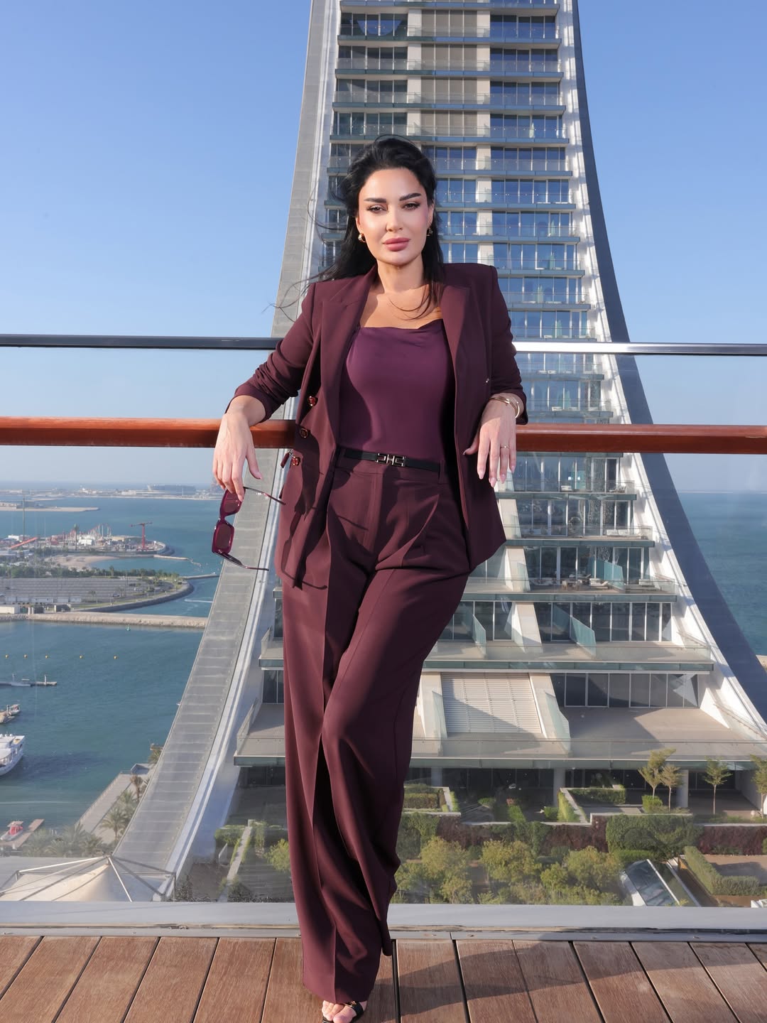 سيرين عبد النور بالبدلة البرغندي في قطر (انستغرام)