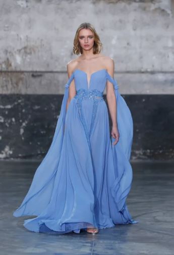 فستان أزرق بنمط يوناني من مجموعة جورج شقرا لربيع وصيف 2022 (انستغرام)