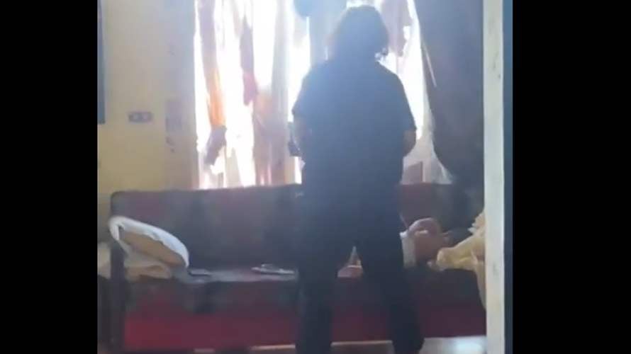 عنّفت طفلها وضربته من دون رحمة… وقوى الامن تتحرك (فيديو) – LBCI Lebanon عنّفت طفلها وضربته من دون رحمة... وقوى الامن تتحرك (فيديو)