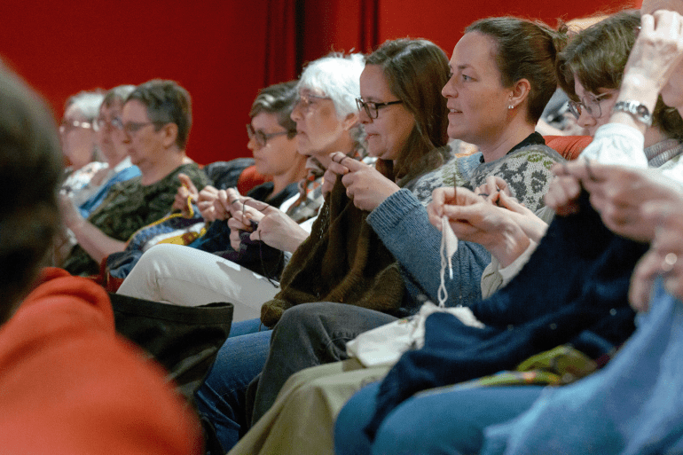 بين الفن السابع والحرف اليدوية.. دور سينما تعيد تعريف تجربة المشاهدة دور السينما تسمح بممارسة أشغال الأبرة وتناول الأطعمة واصطحاب الكلاب لجذب مزيد من الجمهور