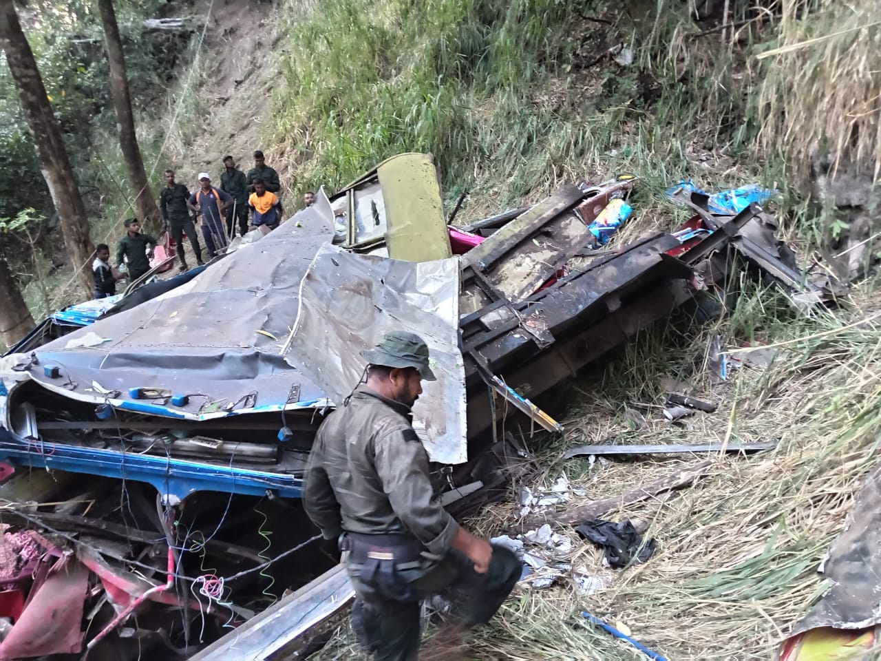 صورة مكان سقوط الحافلة (إكس).