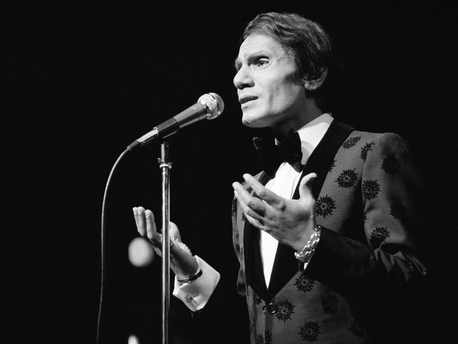 أسرة عبد الحليم حافظ تحذر من التلاعب باسمه وتؤكد: منزله للجمهور بلا مقابل | فن