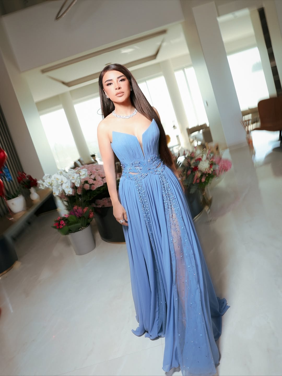 ماغي بو غصن بفستان أزرق مميز من توقيع جورج شقرا (انستغرام)