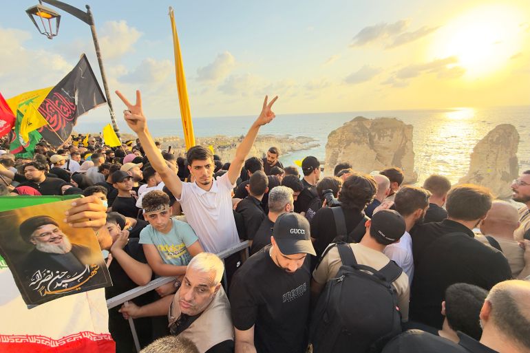 فعالية إضاءة صورتي الأمين العام لحزب الله حسن نصر الله ونائبه على صخرة الروشة في بيروت، في ذكرى اغتيالهما