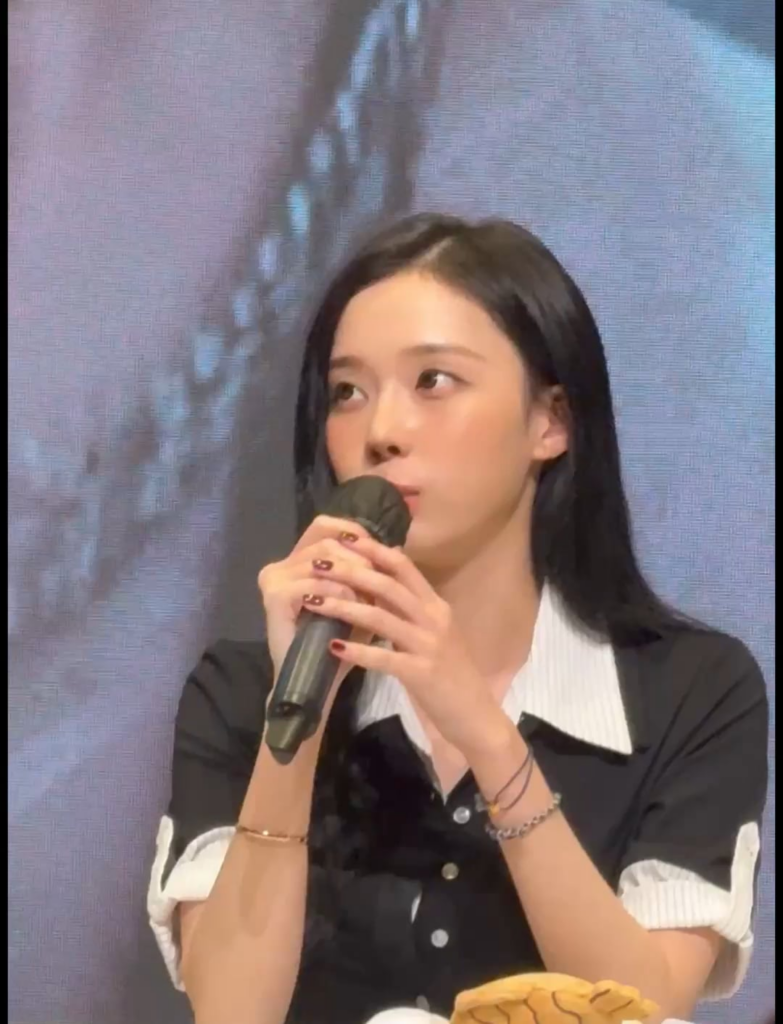 250930 شتاء قالت إن شائعات عن عدم حضور عرض جائزة نهاية العام غير صحيح + ستعقد حفلة عيد ميلاد ومكان تم حجزه بالفعل بألف سعة (عبر حدث مشجعي Jumpupent 'Rich Man'))